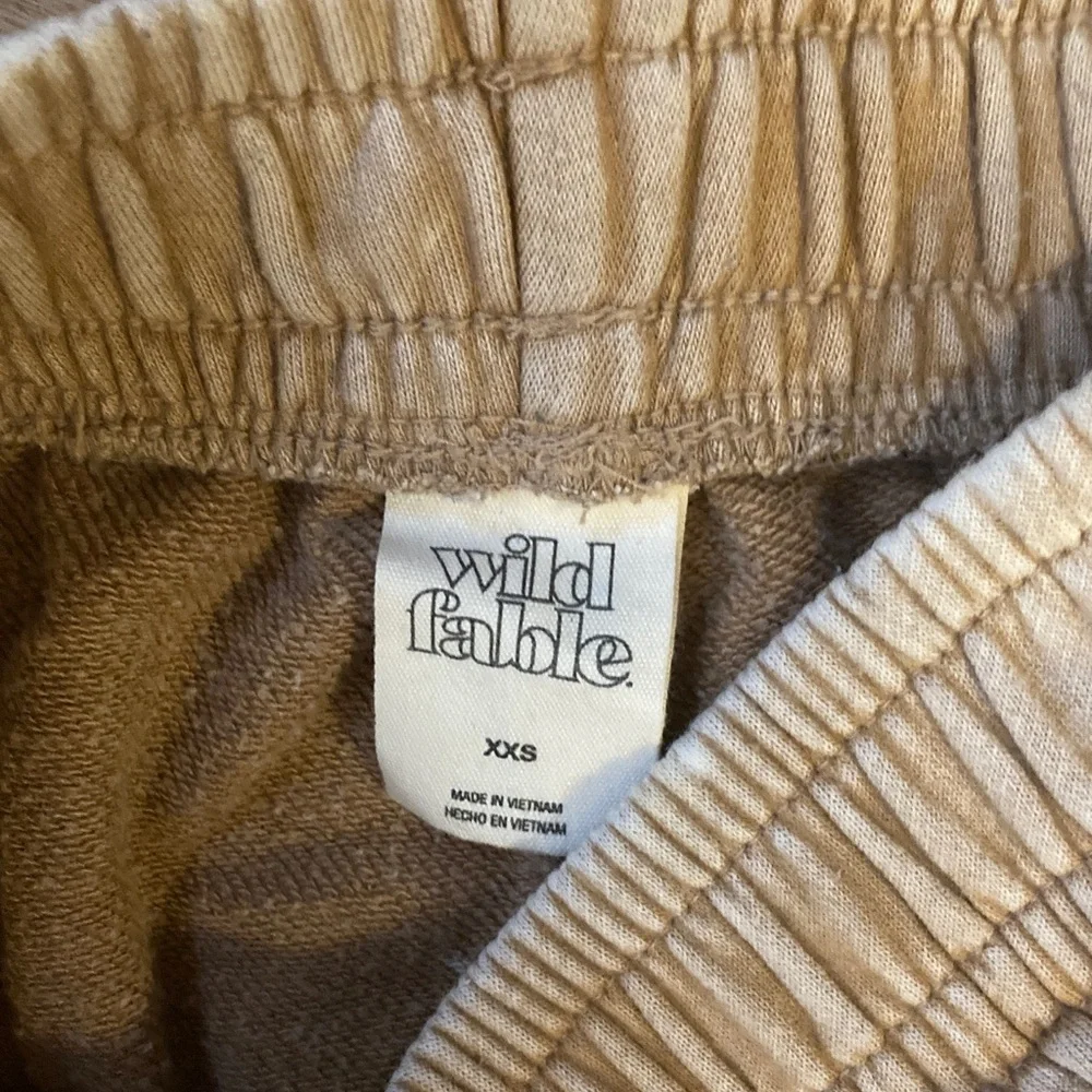 Wild Fable tan cargo sweatpants with pockets - Picture 2 of 4